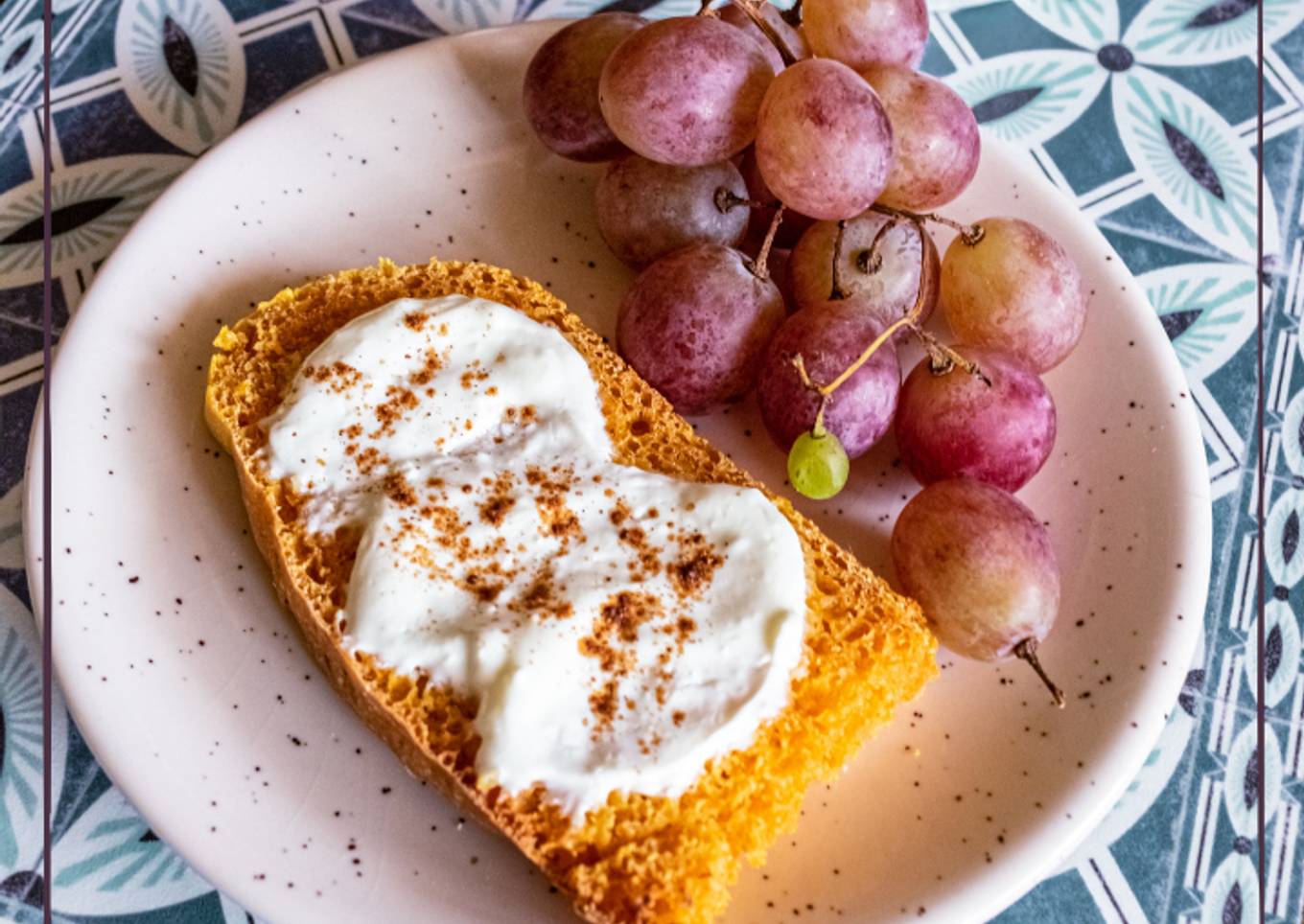 Desayuno saludable de tostadas con queso batido, canela y uva 🍇