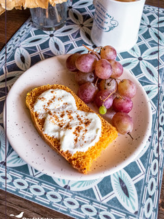 Foto principal de Desayuno saludable de tostadas con queso batido, canela y uva 🍇