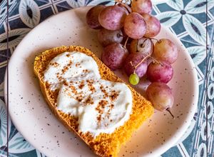 Foto principal de Desayuno saludable de tostadas con queso batido, canela y uva 🍇