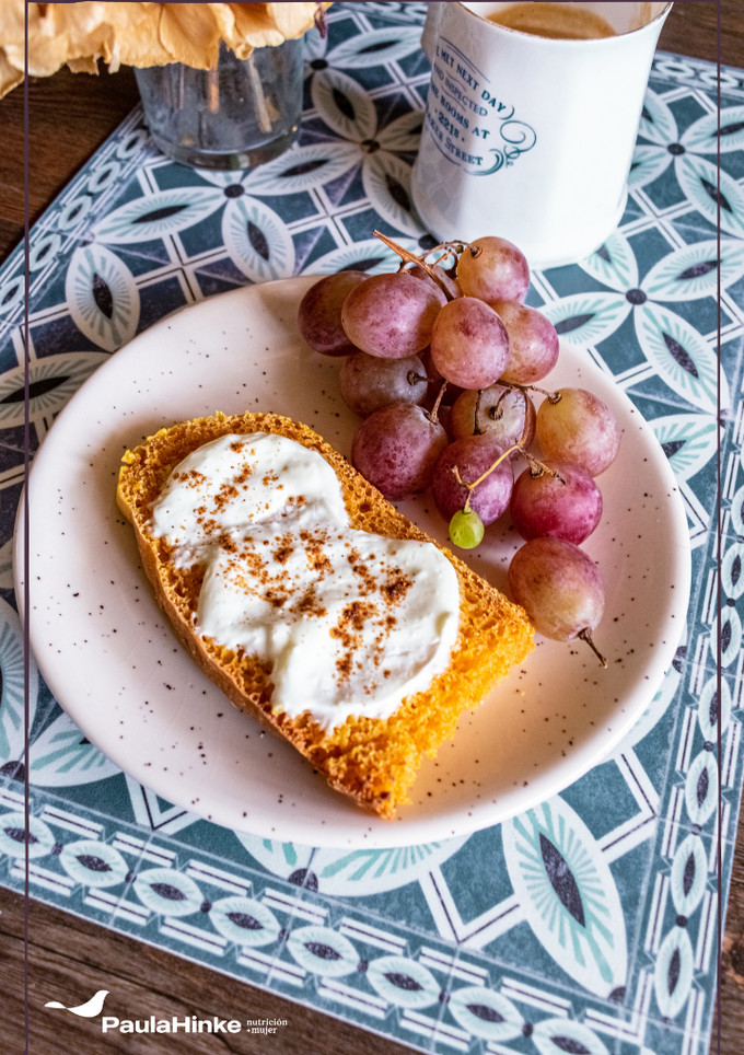 Una foto de Desayuno saludable de tostadas con queso batido, canela y uva 🍇