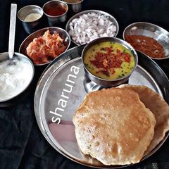 A picture of Dal Makhani & puris.