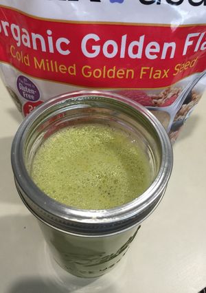 Una foto de Batido de frutas, col y nueces