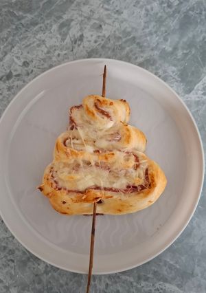 Tejfölös-sajtos-szalámis karácsonyfa recept fotója