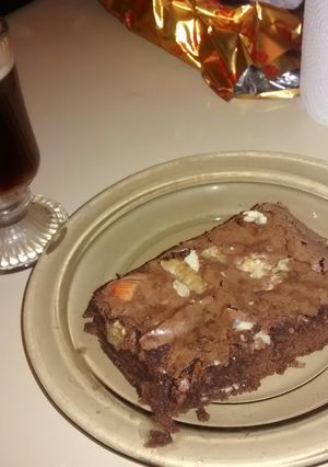 Una foto de Brownie de chocolate blanco con almendras