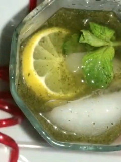 मिंट लेमोनेड (Mint Lemonade Recipe in Hindi) रेसिपी मुख्य फोटो