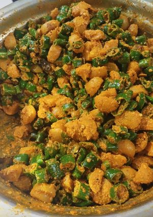 A picture of Gooseberry and green chilli pickle.