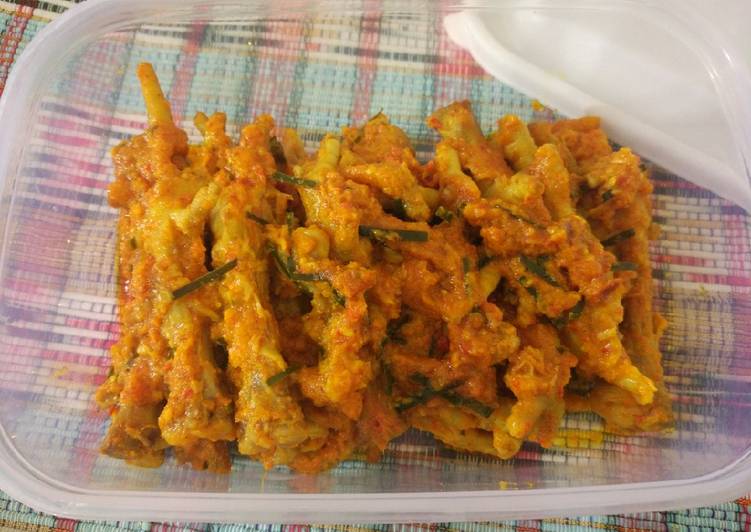Cakar Ayam Bumbu Kuning Pedas