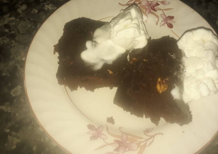 Steps to Make Quick Chocolate brownies with vanilla ice cream