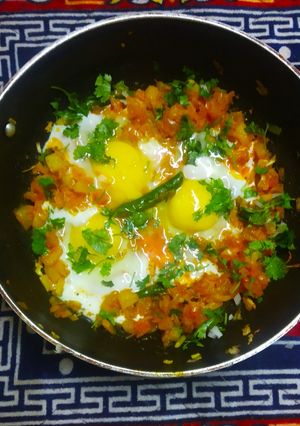अफगानी एग ऑमलेट विदपोटॅटोजअँडटोमॅटोज (afghani egg omlet with potato' and tomato's recipe in marathi) रेसिपी चे मुख्य फोटो 