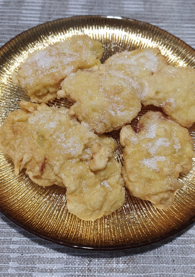 Una foto de Buñuelos de manzana 🍎