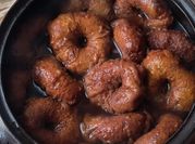 Una foto de picarones chancaca