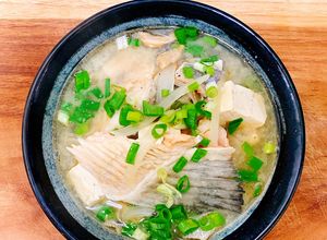 Foto resep Salmon head miso soup (sup miso kepala salmon)