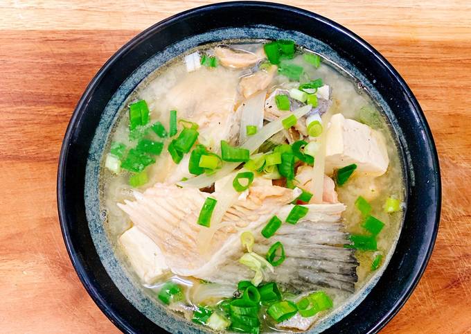 Salmon head miso soup (sup miso kepala salmon)