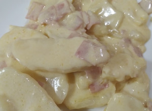 Una foto de Papas al horno con jamón, crema y queso
