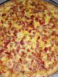 Pizza de salchicha, salami y jamón con borde de queso