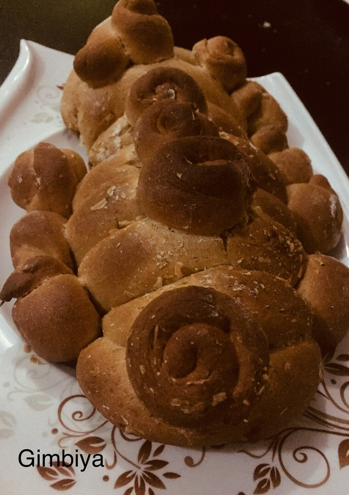 A picture of Tortoise shaped wheat bread.