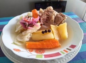 Una foto de Caldo de Res con yucas 👍🇵🇪