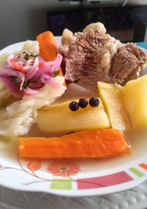 Una foto de Caldo de Res con yucas 👍🇵🇪