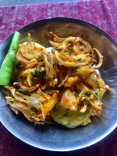 કાંદા ભાજી(Kanda bhaji recipe in Gujarati) રેસીપી મુખ્ય ફોટો