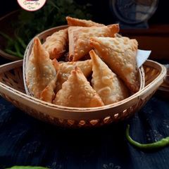 A picture of Cheese Capsicum Samosa.