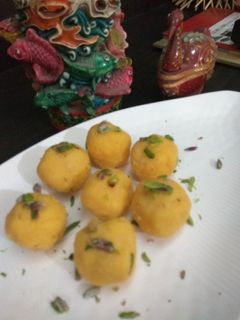 कोकोनट लड्डू (Coconut ladoo recipe in hindi) रेसिपी मुख्य फोटो