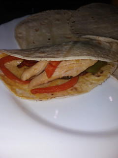 Una foto de Tortitas mexicanas con pollo, verduras y salsa curry