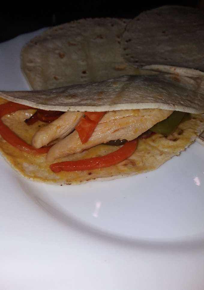 Una foto de Tortitas mexicanas con pollo, verduras y salsa curry