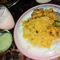 A picture of Smoke chicken karahi biryani.