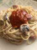 Spaghetti con crema champiñones y salchicha
