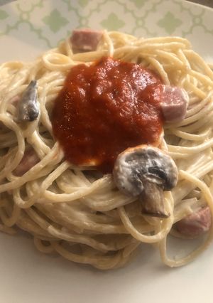 Una foto de Spaghetti con crema champiñones y salchicha