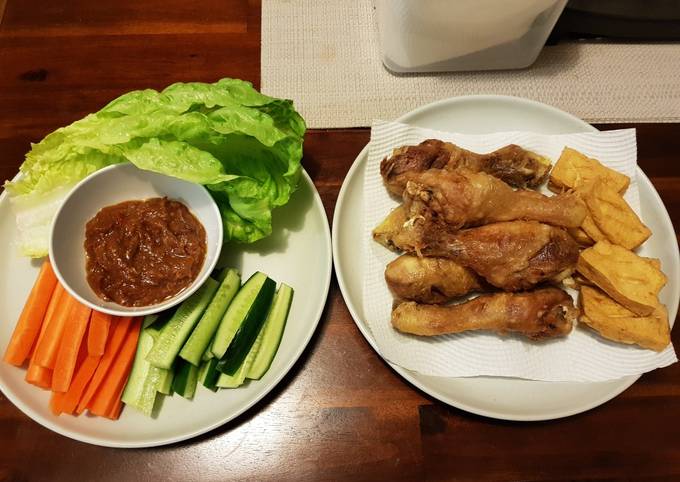 Ayam dan tahu goreng ungkep dalam satu bumbu