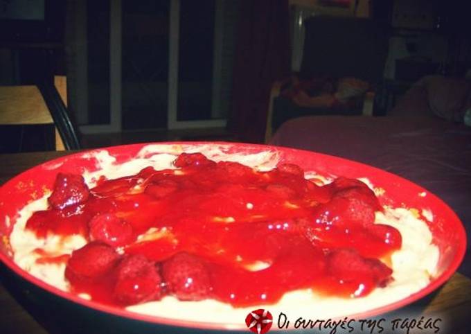 κύρια φωτογραφία συνταγής Εύκολη τάρτα με κρέμα φράουλας