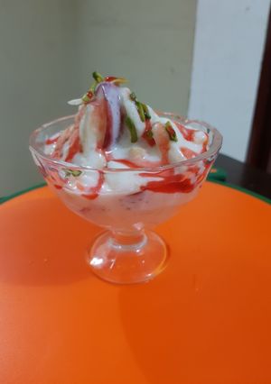 A picture of Fruit shrikhand.