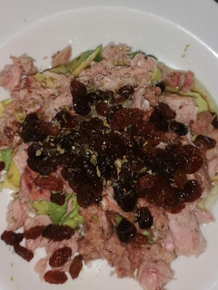 Una foto de Tartar de atún, aguacate y pasas