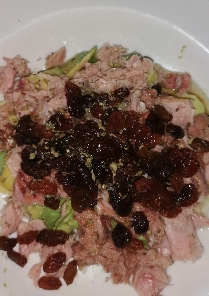 Una foto de Tartar de atún, aguacate y pasas
