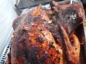 Una foto de pavo al horno con manzana