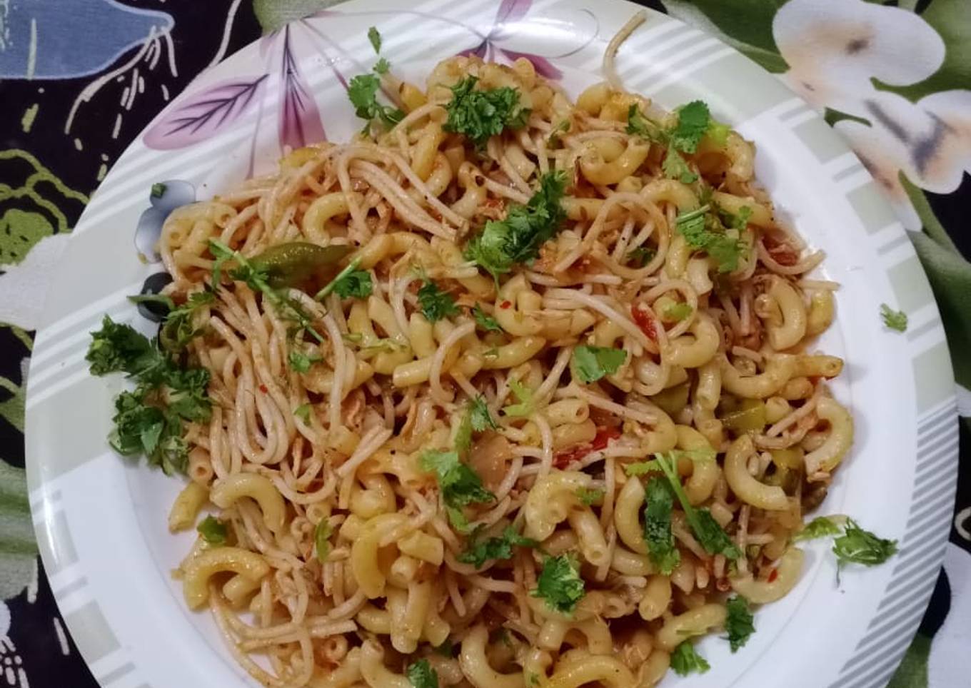 Chicken chowmein with macroni