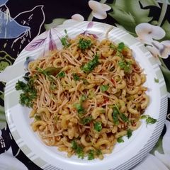 A picture of Chicken chowmein with macroni.