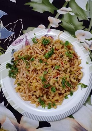 A picture of Chicken chowmein with macroni.
