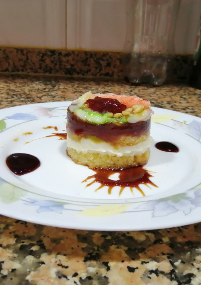 Una foto de Cheesecake de queso crema y frutos rojos