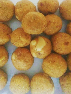 बेसन लडडू (besan ladoo recipe in Hindi) रेसिपी मुख्य फोटो