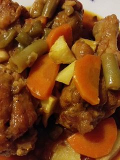Una foto de Muslos de pollo con verduras y especiado