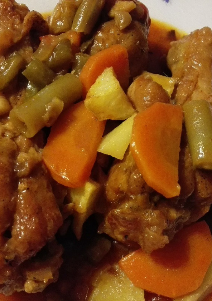 Una foto de Muslos de pollo con verduras y especiado