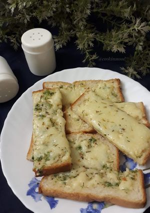 A picture of Cheese Garlic Bread.