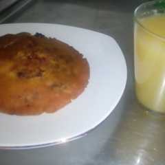 Una foto de Arepas de Huevo con carne, queso y jugo de naranjas