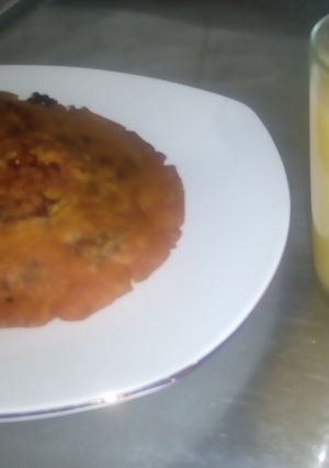 Una foto de Arepas de Huevo con carne, queso y jugo de naranjas