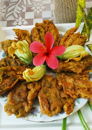 কুমড়ো ফুলের বড়া। Crispy Pumpkin flowers fry or fritters রেসিপির প্রধান ছবি