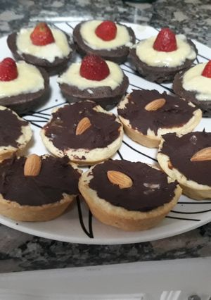 Una foto de Tarteletas de masa sablee de cacao y de vainilla