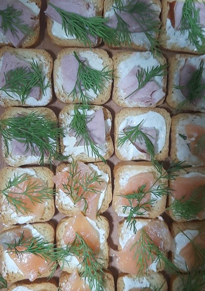 Канапе з сьомгою та шинкою