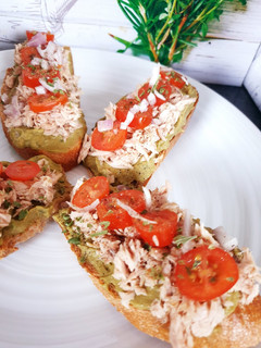 Une photo de Toasts crème d'avocat 🥑 et thon 😋